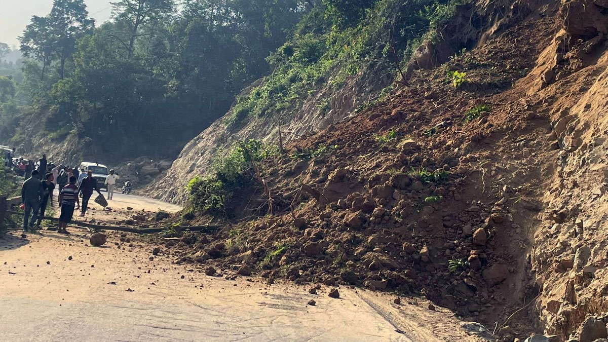 पहिरोेले पृथ्वी राजमार्ग अवरुद्ध, सिमलटारका ४० घर डुबानमा 